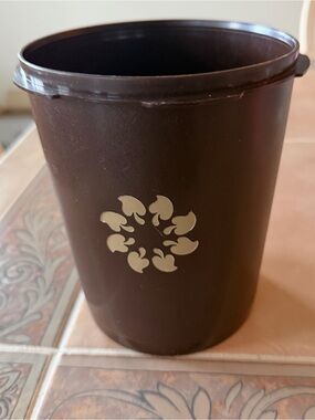 Vintage Tupperware Brown Canister 809-6, 2 Quarts